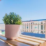 Delfin Retreat Con Terraza Junto A Parada De Metro Apartment *